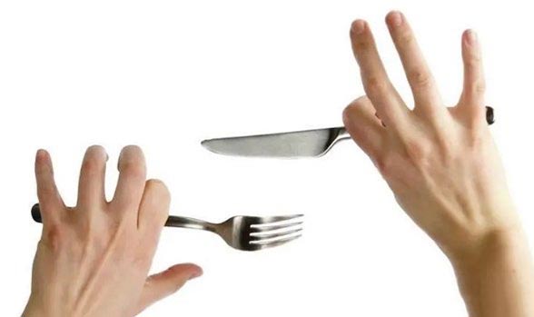 西餐刀叉拿法，左手拿叉右手拿刀(使用刀叉的方法也有讲究)