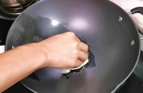新锅开锅的正确做法，猪油开锅的5个步骤(食用油涂抹放置一夜)