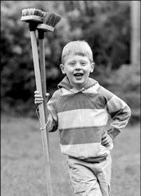 英国三岁男孩绑两把扫帚 成21世纪大发明（组图）