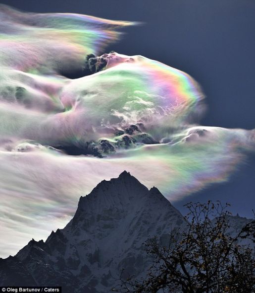 一团彩虹云漂浮在喜马拉雅山珠穆朗玛峰上，令这座世界最高峰相形见绌。看到这种画面的摄影师奥勒格·巴尔图诺夫倍感吃惊。