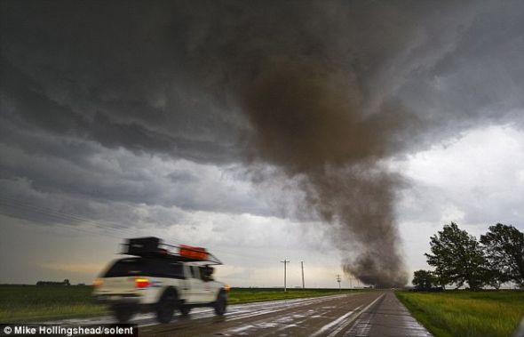超级单体风暴正在内布拉斯加州肆虐，摄影师迈克-霍林谢德正在努力追赶它