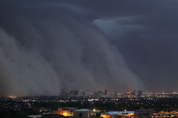 美国亚利桑那州凤凰城当地时间昨天遭遇沙尘暴袭击