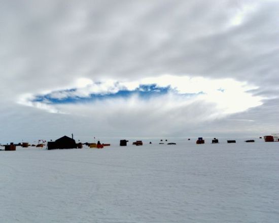 2009年12月，南极上空出现的云层空洞