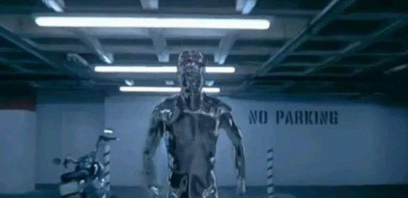 Petman的外形让人不免联想到科幻大片《终结者2：审判日》中的T-1000机器人
