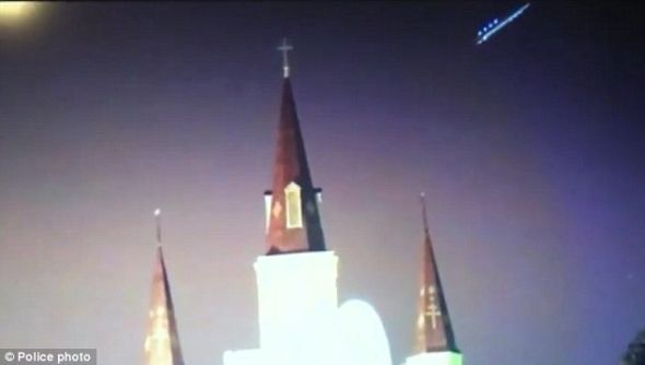 (图)美国橄榄球迷拍到不明飞行物快速掠过教堂