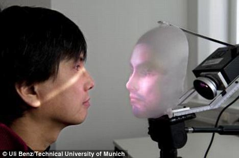 (图)德日科学家研制逼真面具机器人会说话