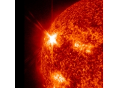 （图）美宇航局称太阳巨型耀斑不会导致2012