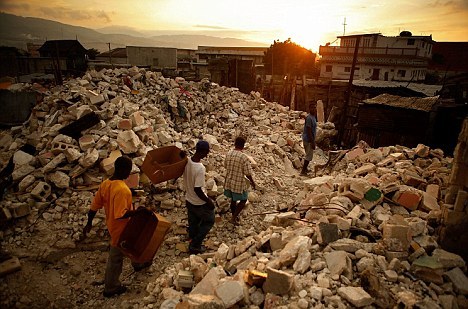 遭受大地震袭击的海地，当地人在碎石中行进，执行清理任务。电子昆虫能够在这种情况下发挥重要作用，用于寻找幸存者
