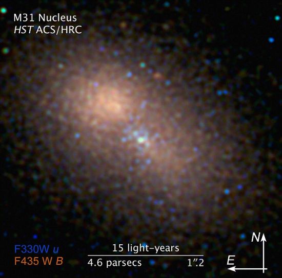 通过将哈勃望远镜拍摄的蓝光和紫外光曝光照片组合在一起，美国国家光学天文观测台的托德-劳尔获得这幅高清晰图像