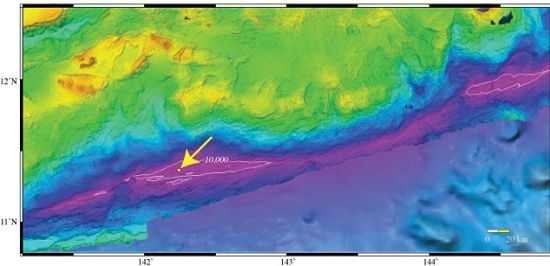 研究人员扫描了该海沟40万平方公里的范围。箭头指示的是发现桥梁的区域