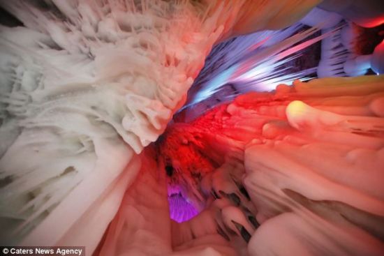这个冰洞的长度超过100英里(约合160公里)，终年不化。在彩色灯光的映衬下，冰洞内呈现充满奇幻色彩的景象