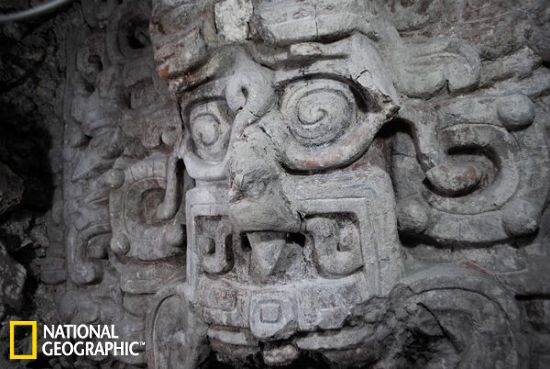 玛雅文化中太阳神的鲨鱼形象——这是此次在危地马拉境内发掘出的一座神庙金字塔上发现的一系列太阳神形象描绘之一