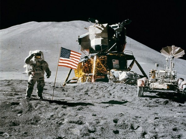 美国6次登月仍有5面国旗矗立月球