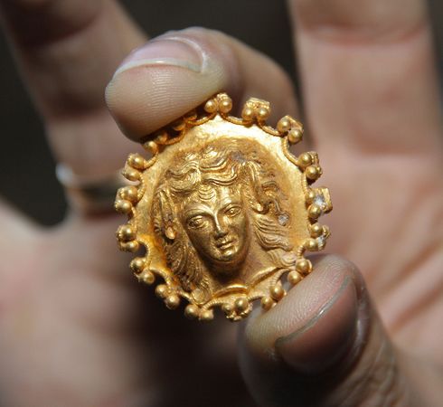 保加利亚出土大量2400年前精美黄金首饰