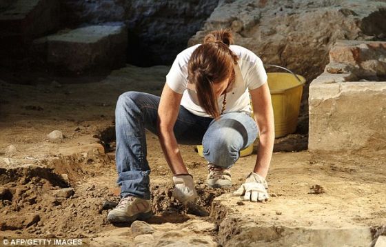 考古学家在佛罗伦萨中世纪的圣乌尔苏拉修道院进行发掘工作，他们在这里发现这具骸骨