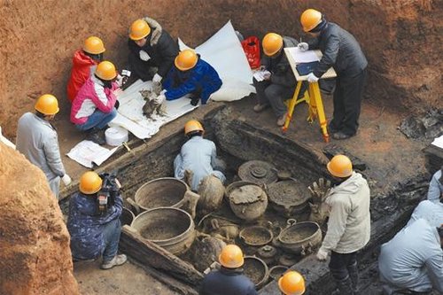 随州发掘60多座古墓 大墓主人遗骸或被盗走(图)