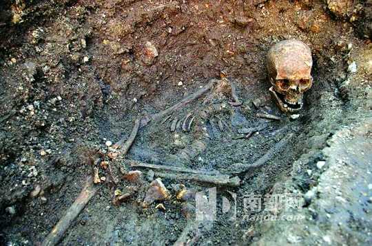 <p> 英国专家表示，D N A检测证实，在莱斯特市中心停车场地下发现的尸骸正是国王理查德三世。</p>