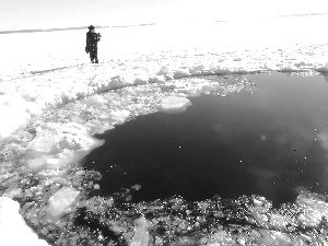 当地时间2月15日，俄罗斯车里雅宾斯克地区，陨石碎片坠入冰湖形成巨大的窟窿。CFP供图 
