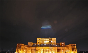 ▲罗马尼亚议会大楼上空出现神秘光圈。