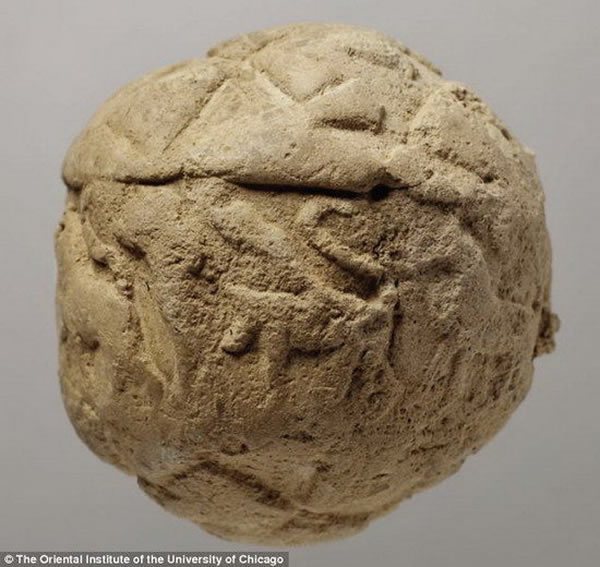 目前大约幸存着150个黏土球，其体型从高尔夫球至棒球大小不等，图中的黏土球挖掘于伊朗Choga Mish遗址
