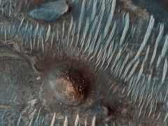 美卫星拍火星陨石坑神似战神怒颜