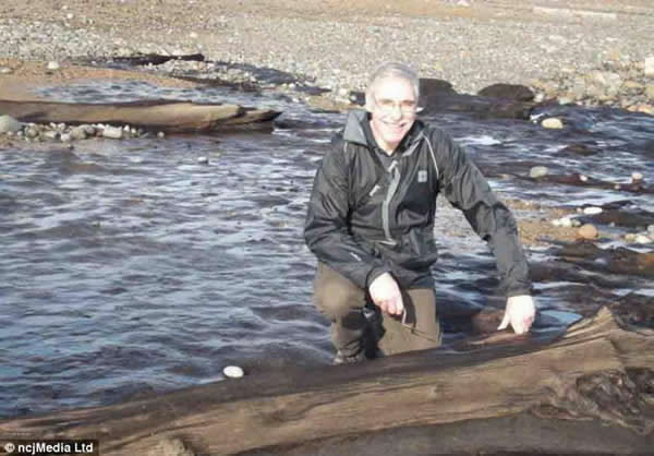 考古学家在英国诺森伯兰郡海滩发现7000年前的人类和动物足迹