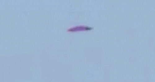 秘鲁拍摄到紫色碟状UFO盘旋