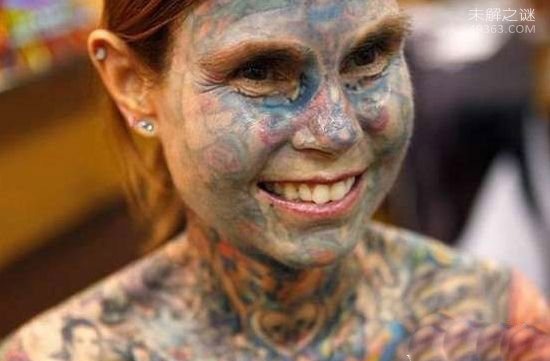 朱莉亚・吉娜斯“疯狂”纹身，用纹身遮挡阳光