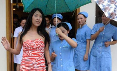 中国第一人造美女，陈莉莉变性整容前照片曝光