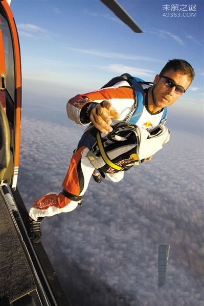 “坠落人”菲利克斯·鲍姆加特纳从3.9万米高空跳下(49363.com)