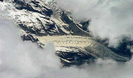 在西藏雪山高空拍到西藏龙照片，真龙出没疑似冰川