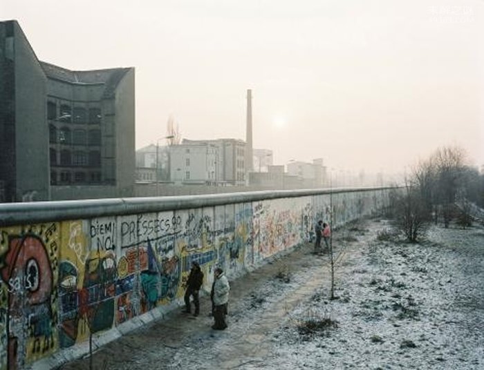 柏林墙延伸将近43公里，东德人为何要逃离？