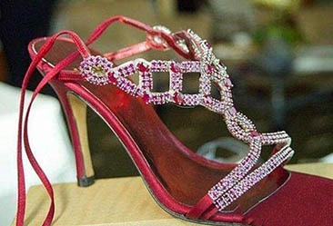 世界上最贵的鞋子，鞋上镶1000颗钻石价值1个亿