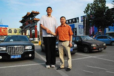 中国十大巨人，巨人赵亮比姚明高一个头
