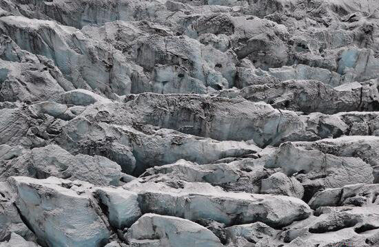 罕见的火山口上的冰川之谜：谁说的水火不相容