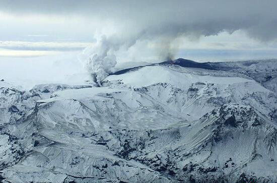 罕见的火山口上的冰川之谜：谁说的水火不相容