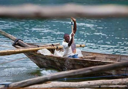 非洲疯狂杀人湖，湖底大量二氧化碳